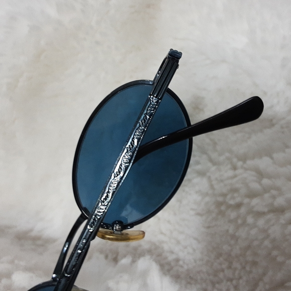 Sun glasses - Picture 3 of 3